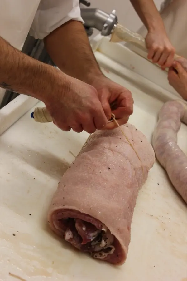 Rotolo di carne legato a mano con lo spago